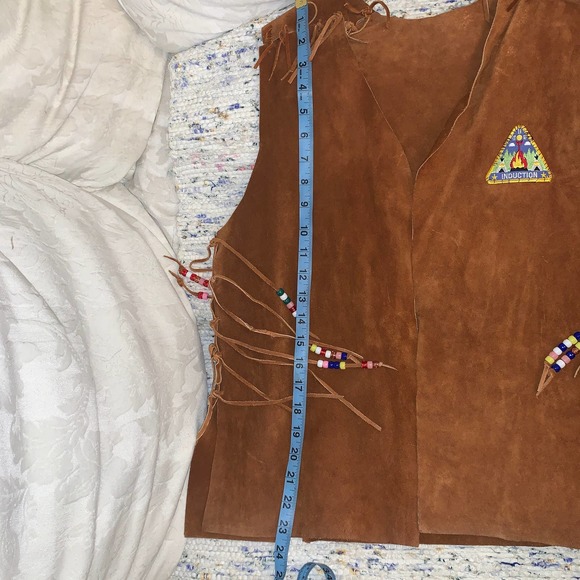 VINTAGE SUEDE FESTIVAL HIPPIE VEST w/ BEADED FRINGE & VINTAGE PATCH UNISEX - Picture 7 of 10